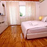 - Shabbat Friendly Apartment Bucharest